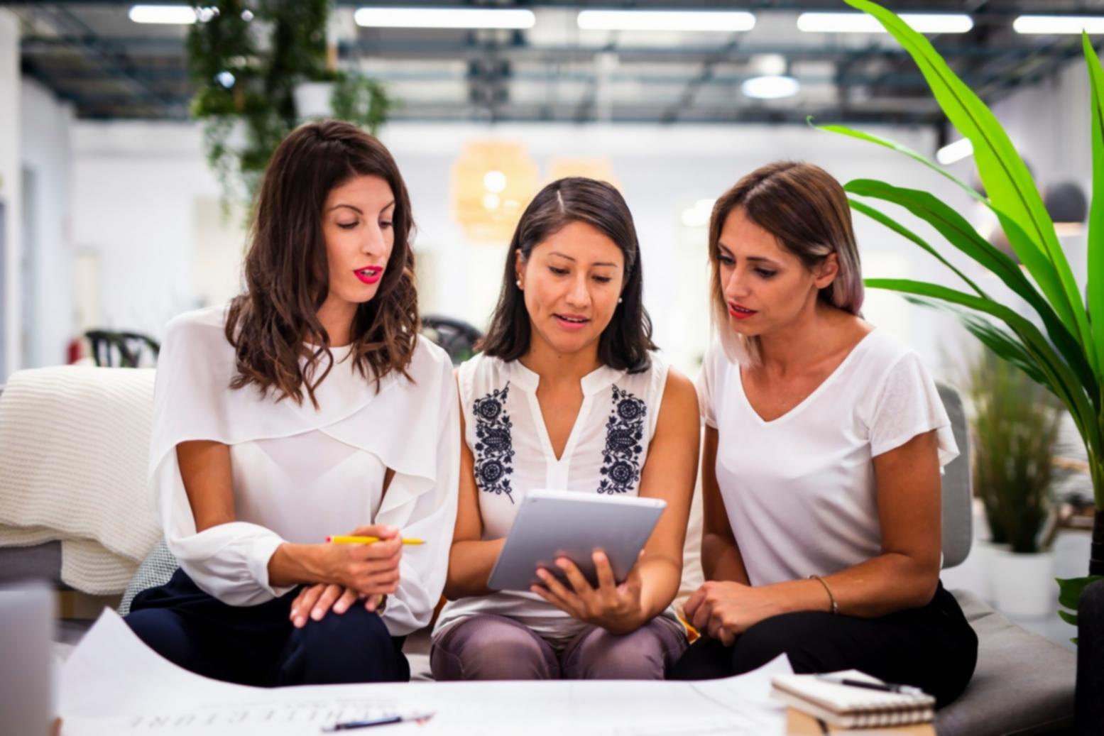 Profesionales analizando datos financieros en pantallas