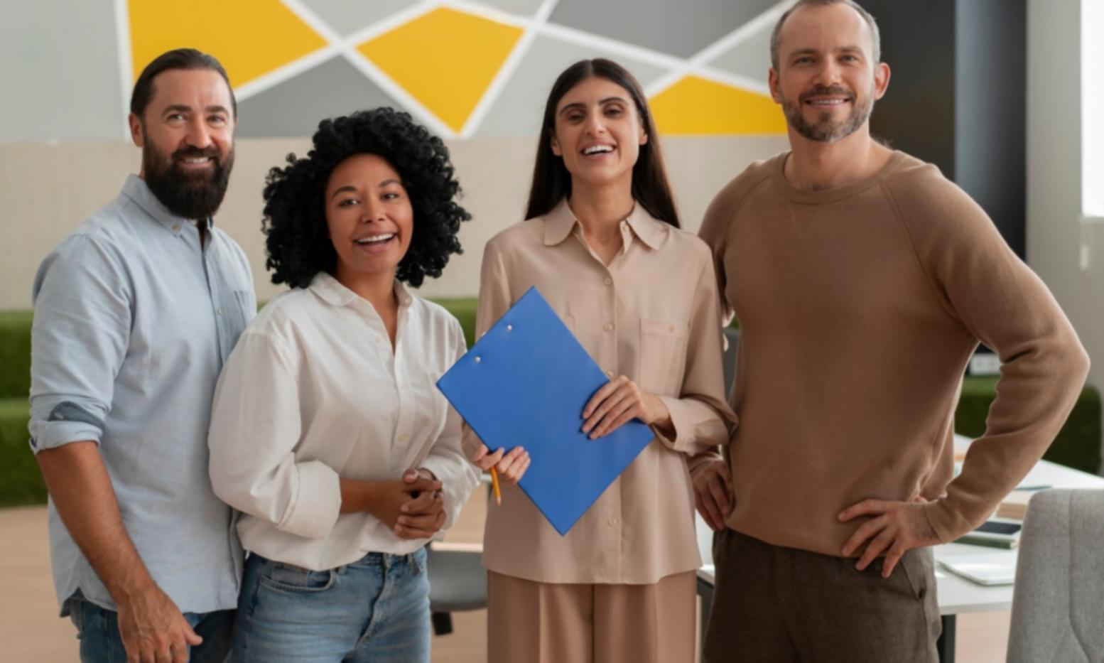 Equipo de analistas trabajando en proyecciones de mercado