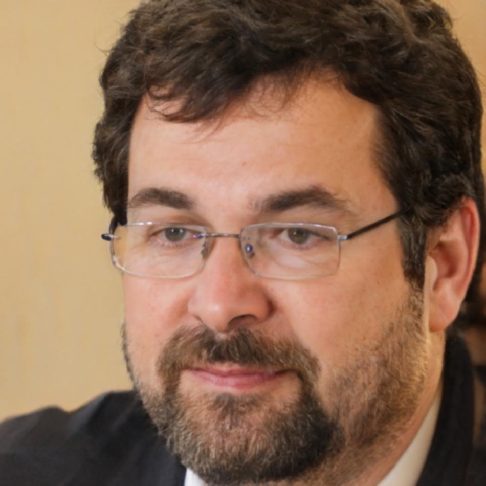 Especialista en análisis financiero revisando informes