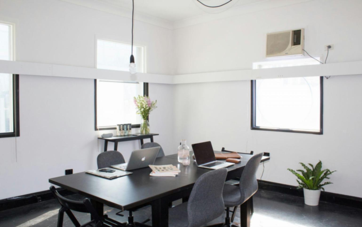 Análisis financiero con gráficos y documentos sobre una mesa de trabajo